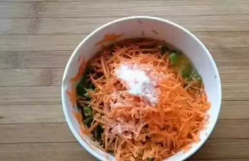 快速雞蛋餅的做法,不用發麵,開水一燙,柔軟又勁道,早餐首選
