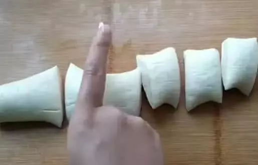 快速雞蛋餅的做法,不用發麵,開水一燙,柔軟又勁道,早餐首選