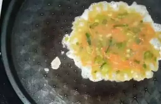 快速雞蛋餅的做法,不用發麵,開水一燙,柔軟又勁道,早餐首選