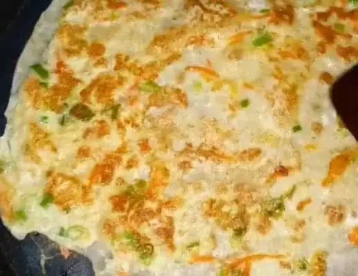 快速雞蛋餅的做法,不用發麵,開水一燙,柔軟又勁道,早餐首選
