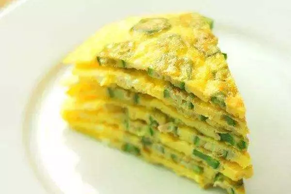 快速雞蛋餅的做法,不用發麵,開水一燙,柔軟又勁道,早餐首選