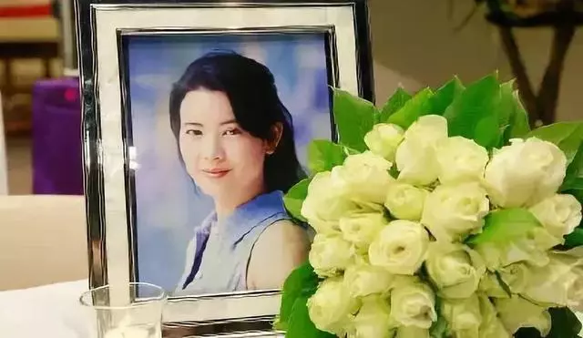 藍潔瑛追悼會張曼玉送行！陳美琪淚灑現場！藍潔瑛恩人竟是邱淑貞!
