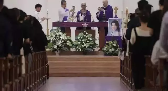 藍潔瑛追悼會張曼玉送行！陳美琪淚灑現場！藍潔瑛恩人竟是邱淑貞!