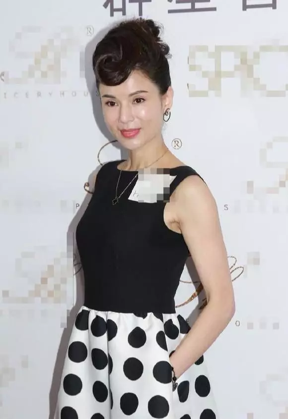 51歲李若彤與52歲溫碧霞同台,網友:天然臉與塑膠臉,一目了然!