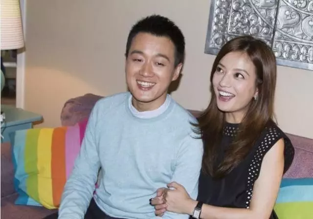他成名後娶了自己的老師,8年生三娃恩愛20年,今將妻子寵成公主!