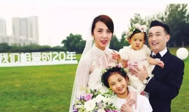他成名後娶了自己的老師,8年生三娃恩愛20年,今將妻子寵成公主!