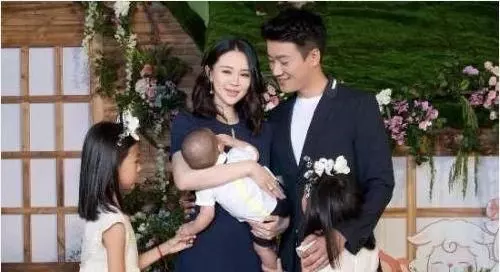 他成名後娶了自己的老師,8年生三娃恩愛20年,今將妻子寵成公主!