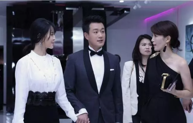 他成名後娶了自己的老師,8年生三娃恩愛20年,今將妻子寵成公主!
