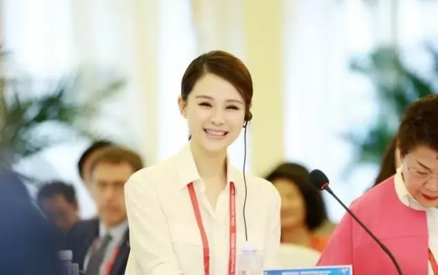 他成名後娶了自己的老師,8年生三娃恩愛20年,今將妻子寵成公主!
