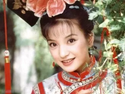 她當年拒演小燕子成就趙薇,如今已拍戲二十年,觀眾卻不知她是誰!