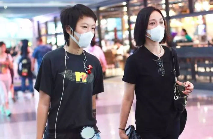 竇靖童周迅互相見家長惹爭議,關係太複雜,王菲:幸福就好!