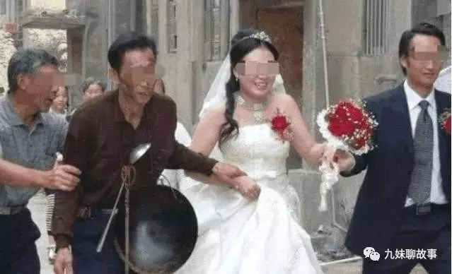 前夫再婚婆婆送來請柬,前妻挺大肚參加婚禮,一句話婆婆大鬧婚禮