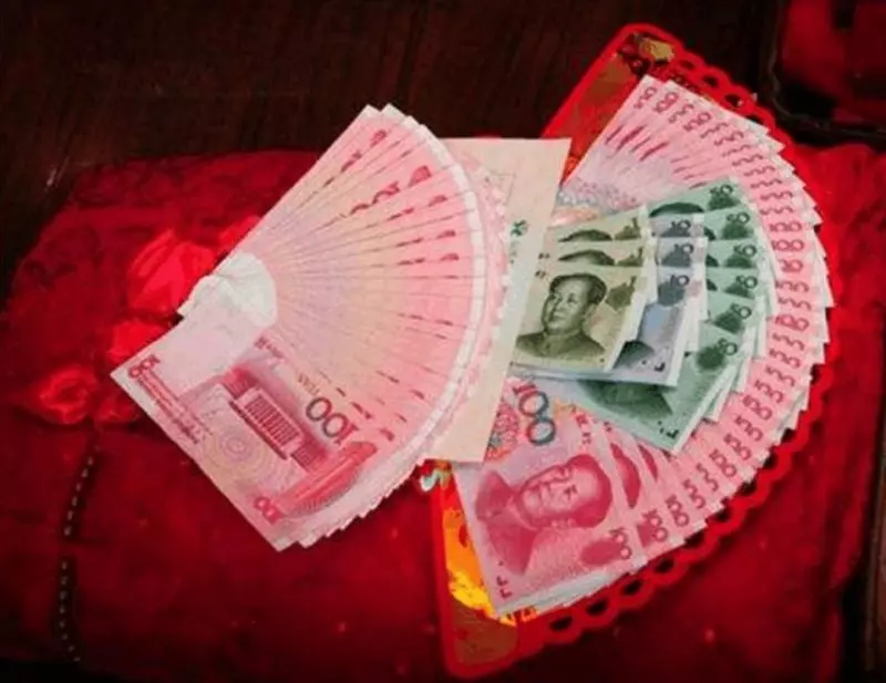 婚禮現場跪下給婆婆敬茶,她塞兒媳紅包,打開後兒媳三年沒喊媽