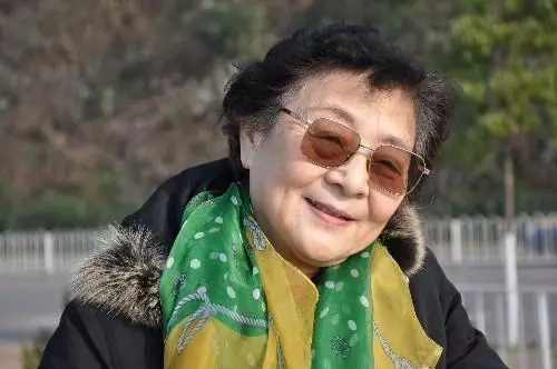 婚禮現場跪下給婆婆敬茶,她塞兒媳紅包,打開後兒媳三年沒喊媽