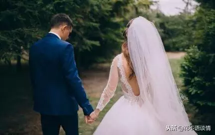 第一次見公婆,准婆婆送她一個金鐲子,聽到對話,她捂住嘴巴