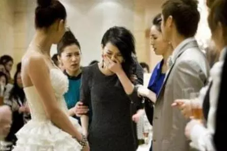前男友結婚,閨蜜給我發來現場照片,看見新娘身旁的人,我後悔死