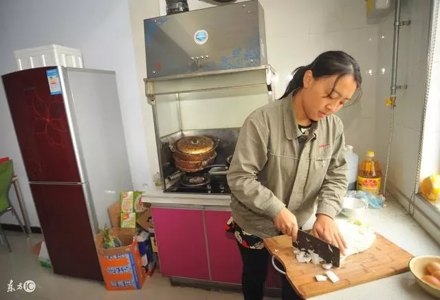 去照顧兒媳1個多月,臨走她送我一袋蘋果,回家後,我傻在原地