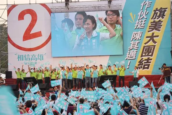 高雄》邱議瑩哭腔喊:拜託別離開 「邁粉」不甩 散的散,走的走。