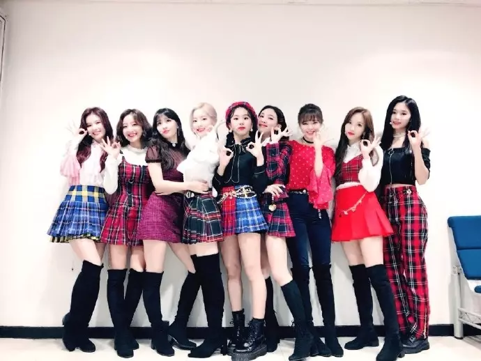 [TWICE][分享]181112 志效-Mina《你好》花絮照公開明朗笑容俘獲飯心