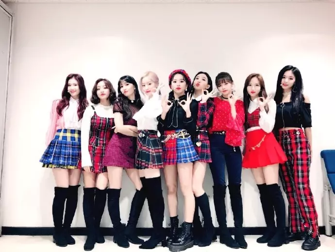 [TWICE][分享]181112 志效-Mina《你好》花絮照公開明朗笑容俘獲飯心