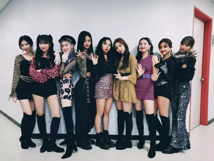 [TWICE][分享]181112 志效-Mina《你好》花絮照公開明朗笑容俘獲飯心
