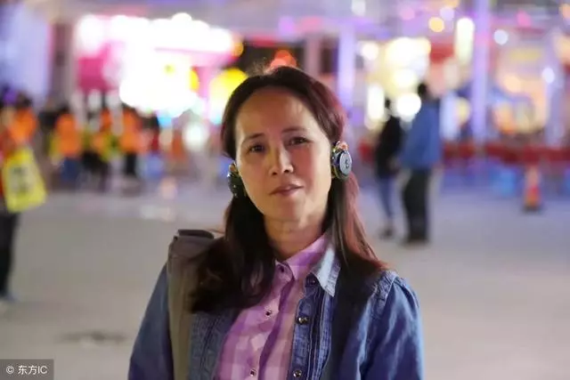 女兒放學發現媽媽正和陌生男人抱在一起,她給媽媽留了這樣一封信