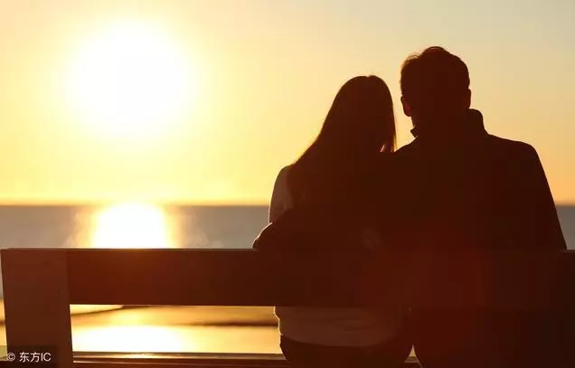 妻子來例假,丈夫給她送衛生巾,無意看到妻子包里紙條,決定離婚