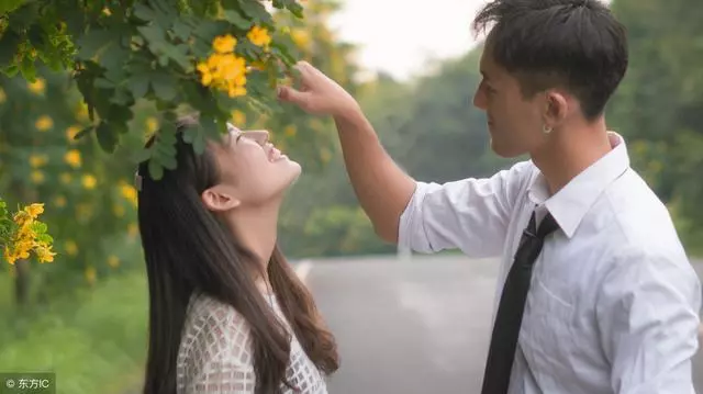 妻子來例假,丈夫給她送衛生巾,無意看到妻子包里紙條,決定離婚
