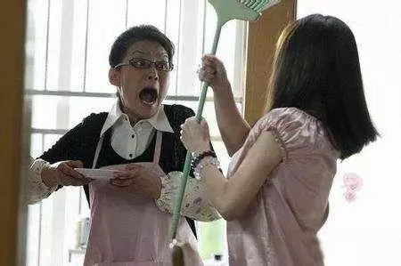 女子生育後做全職媽媽,婆婆教唆孫子說媽媽沒用,媳婦漂亮還擊
