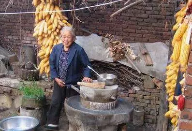 離婚後帶女兒逛街,女兒指著一個乞丐喊奶奶,第二天得到百萬遺產