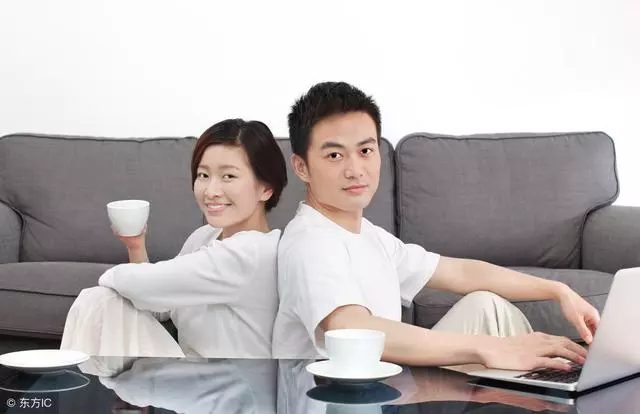 女兒去世前一直說:陽台有人,辦完喪事打開一看,母親精神失常