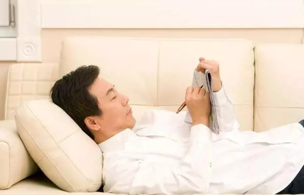 打算回家給母親過壽,丈夫不願意送我,車站看到一個人,我蒙了!