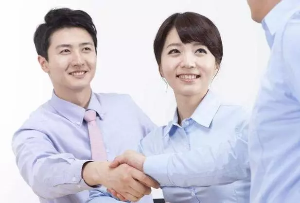 打算回家給母親過壽,丈夫不願意送我,車站看到一個人,我蒙了!