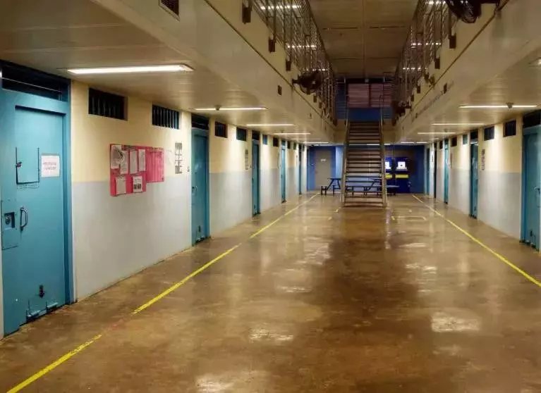 揭秘新加坡監獄生活,從「罪犯」的衣食住行上廁所。。。超乎想像!