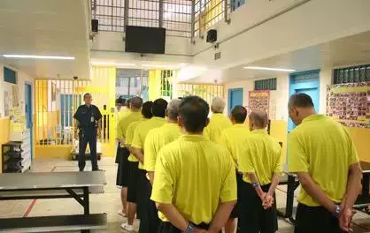 揭秘新加坡監獄生活,從「罪犯」的衣食住行上廁所。。。超乎想像!