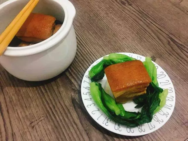 老媽把整塊肉丟進高壓鍋里,不加1滴水,出鍋後全被我一個人吃光