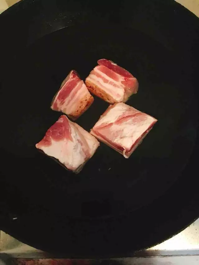 老媽把整塊肉丟進高壓鍋里,不加1滴水,出鍋後全被我一個人吃光