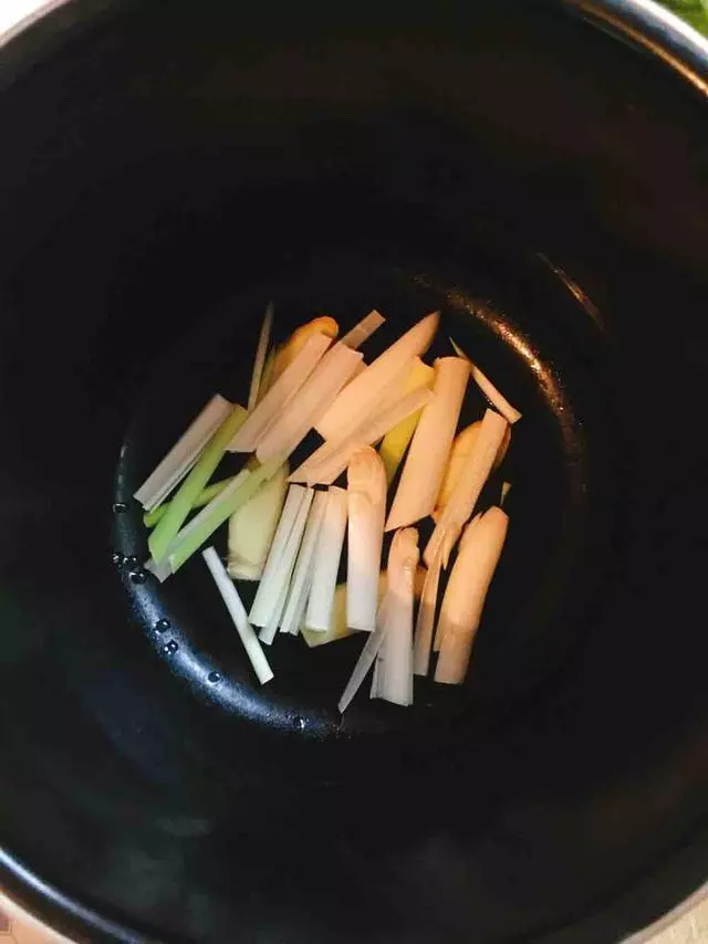 老媽把整塊肉丟進高壓鍋里,不加1滴水,出鍋後全被我一個人吃光