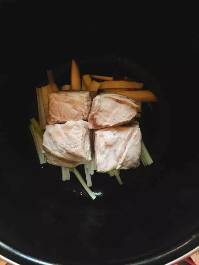 老媽把整塊肉丟進高壓鍋里,不加1滴水,出鍋後全被我一個人吃光