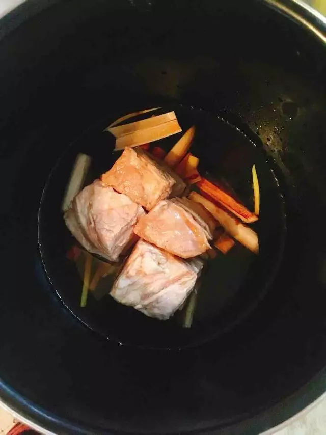 老媽把整塊肉丟進高壓鍋里,不加1滴水,出鍋後全被我一個人吃光