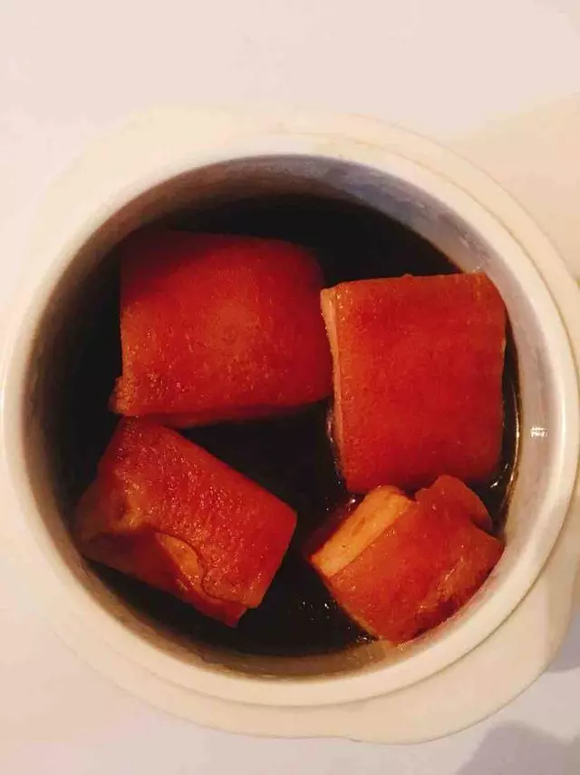 老媽把整塊肉丟進高壓鍋里,不加1滴水,出鍋後全被我一個人吃光