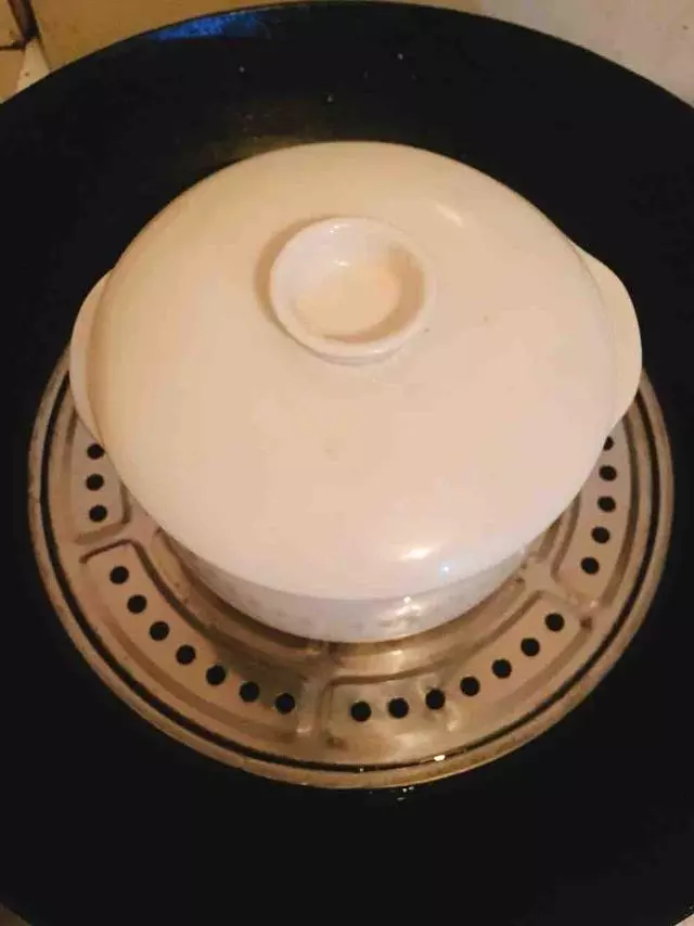 老媽把整塊肉丟進高壓鍋里,不加1滴水,出鍋後全被我一個人吃光
