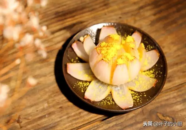 2個洋蔥,3個蛋黃,切上4刀,餐桌上開啟「艷麗的蓮花「!