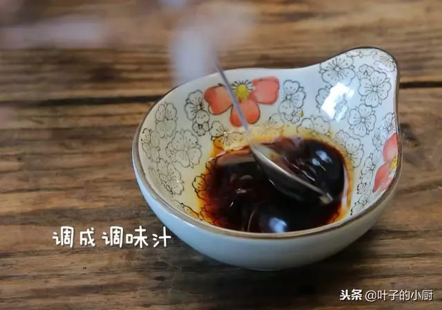 2個洋蔥,3個蛋黃,切上4刀,餐桌上開啟「艷麗的蓮花「!