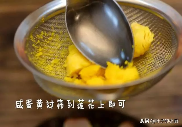 2個洋蔥,3個蛋黃,切上4刀,餐桌上開啟「艷麗的蓮花「!