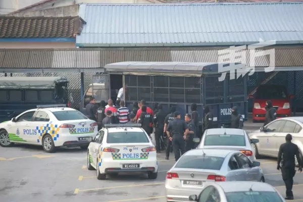 早前轟動大馬!出動逾百警押送 36名「04黨」成員被控 (視頻)