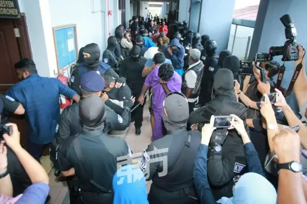 早前轟動大馬!出動逾百警押送 36名「04黨」成員被控 (視頻)
