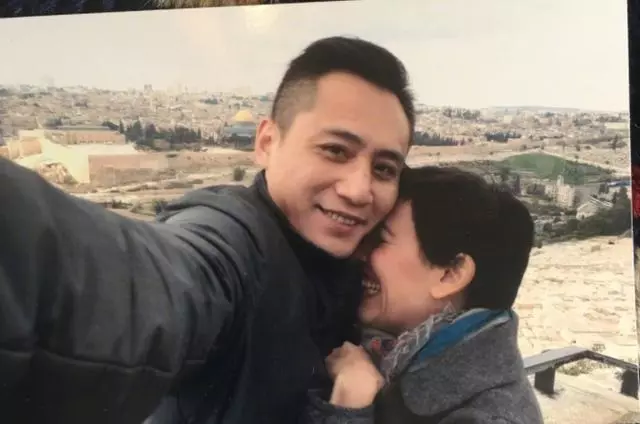 著名演員,為照顧患病妻子三年不拍戲,今妻子容顏蒼老仍不離不棄!