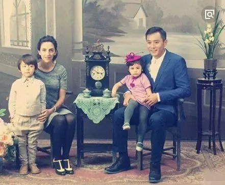 著名演員,為照顧患病妻子三年不拍戲,今妻子容顏蒼老仍不離不棄!