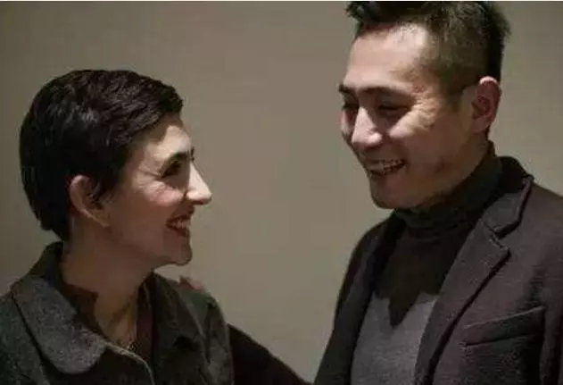 著名演員,為照顧患病妻子三年不拍戲,今妻子容顏蒼老仍不離不棄!